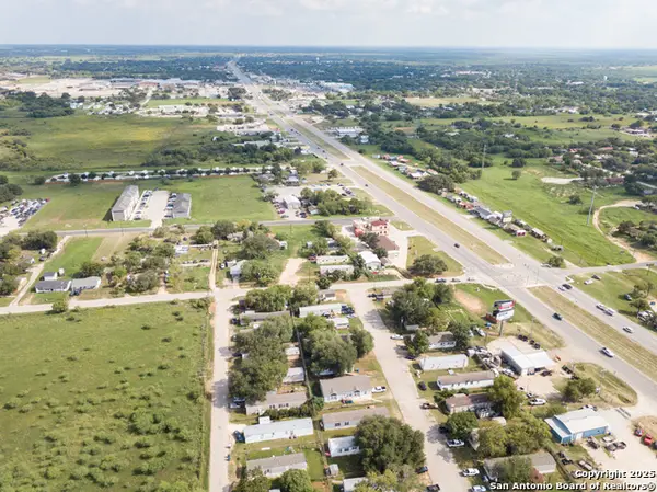 1804 Sutherland Springs, Floresville, TX 78114