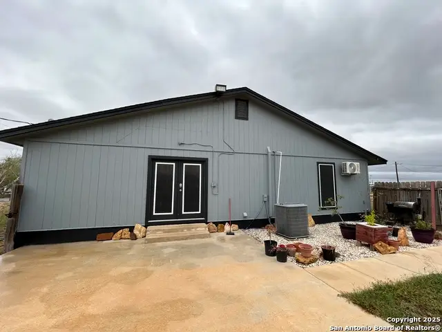 1037 County Road 7711, Devine, TX 78016 - Image #2