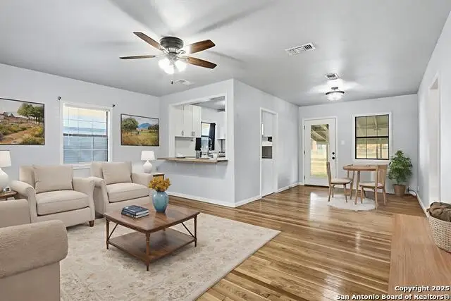 402 Mockingbird, Devine, TX 78016 - Image #3