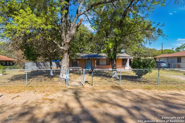 316 W Colonial Pkwy, Devine, TX 78016 - Image #1