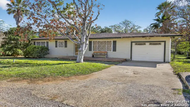 1508 E St, Floresville, TX 78114 - Image #1