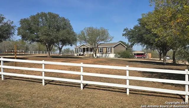 188 Country View, Floresville, TX 78114 - Image #3