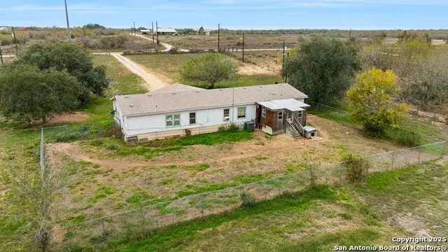 300 County Road 307, Floresville, TX 78114 - Image #1