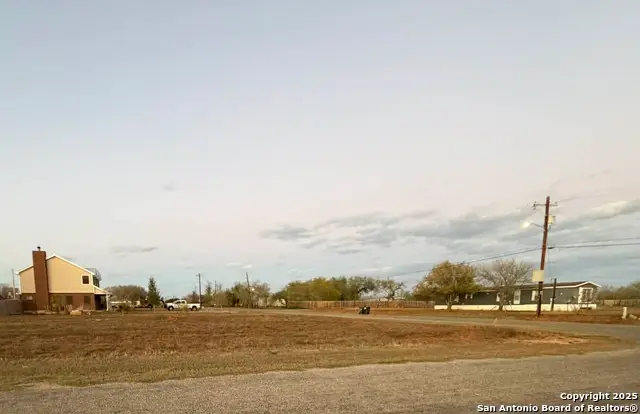 15/14 Merle St, Dilley, TX 78017 - Image #1