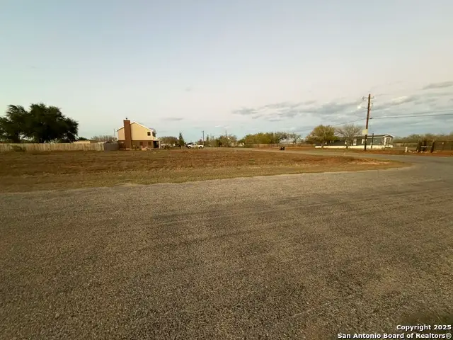 15/14 Merle St, Dilley, TX 78017 - Image #3