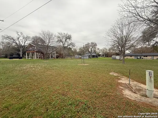 112 Lake Forrest Dr., Seguin, TX 78155