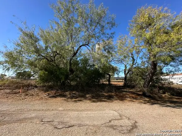 120 COMMERCE E Leona, Dilley, TX 78017