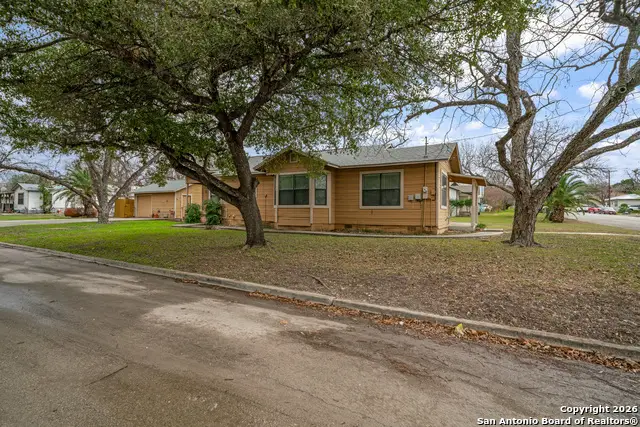 215 S Hackberry Ave, New Braunfels, TX 78130 - #1