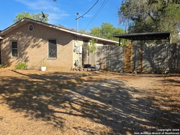 1112 Plum St, Floresville, TX 78114