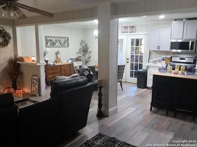 1112 Plum St, Floresville, TX 78114 - Image #3