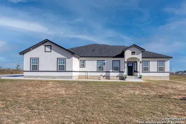105 Hidden Cove, Floresville, TX 78114