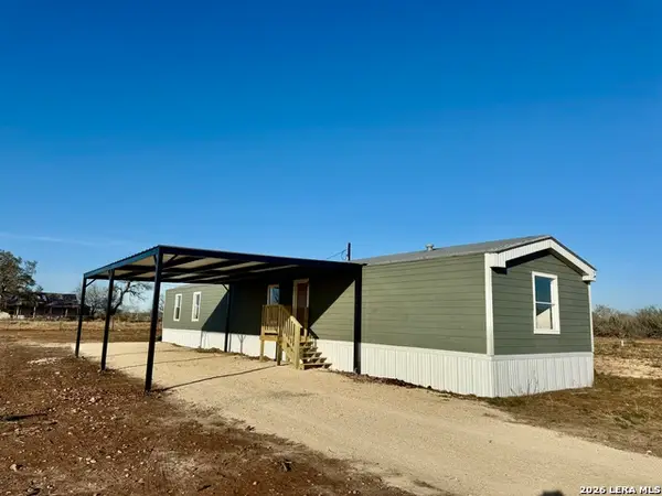 2811 County Road 467, Devine, TX 78016