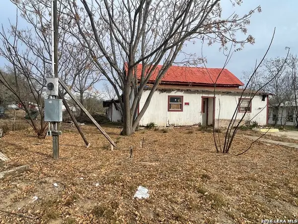 712 Devine, Devine, TX 78016