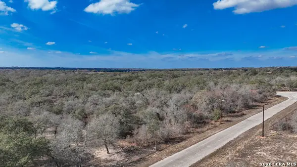 000 Clear Lake Loop, Poteet, TX 78065