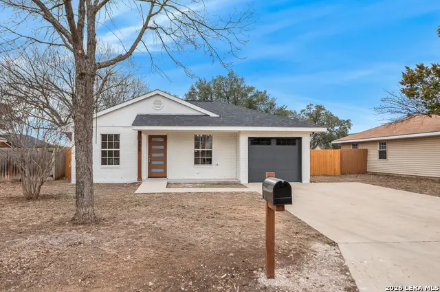 405 N Goss St, Kerrville, TX 78028 - Image #1