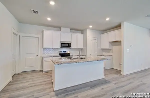 2502 White Daisy Hill, Converse, TX 78109