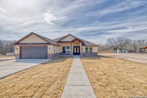 239 Country Club Ln., Uvalde, TX 78801
