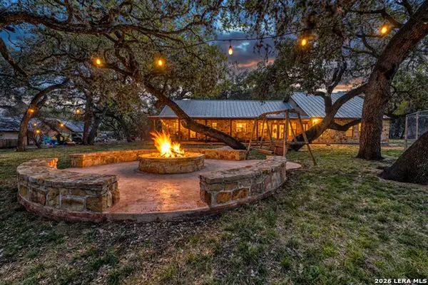 206 S River Place Rd, Rio Frio, TX 78879