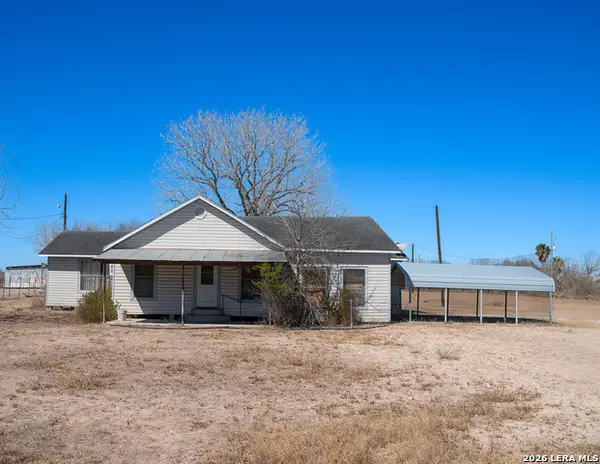 1580 Middle Rd, George West, TX 78022