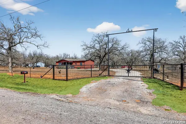 1298 County Road 425, Stockdale, TX 78160