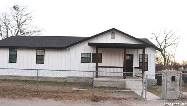 105 Galbreath, Devine, TX 78016 - #3