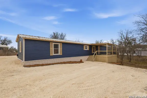 872 County Road 4511, Hondo, TX 78861