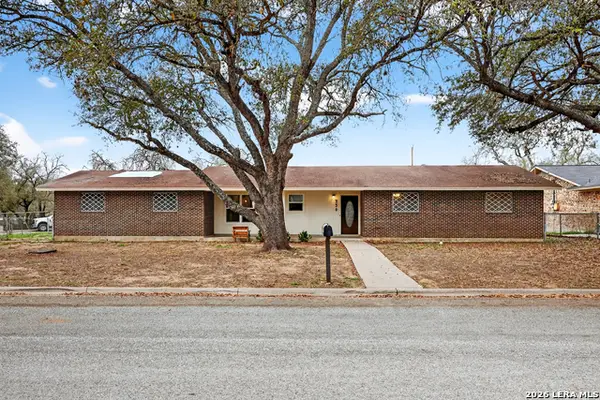 330 Chaparral, Pleasanton, TX 78064