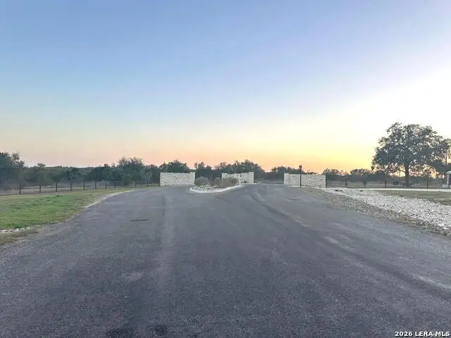 207 Crescent, Hondo, TX 78861 - #2