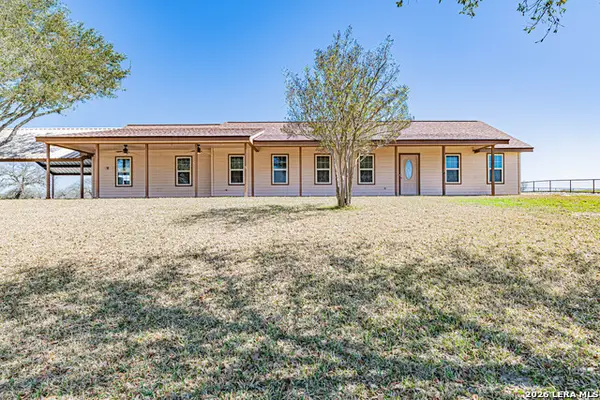 914 Ridge Ln, La Vernia, TX 78121