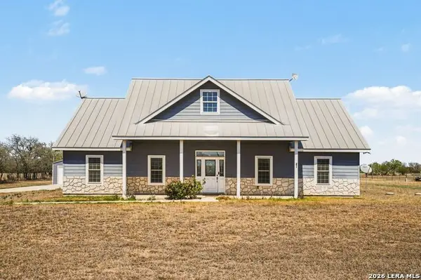 1005 County Road 678, Natalia, TX 78059