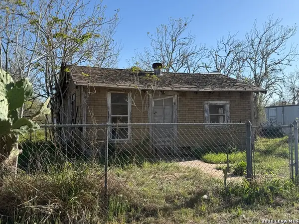 732 Trade, Pleasanton, TX 78064