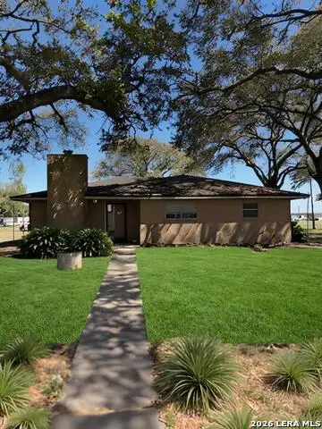 1946 9th, Hempstead, TX 77445