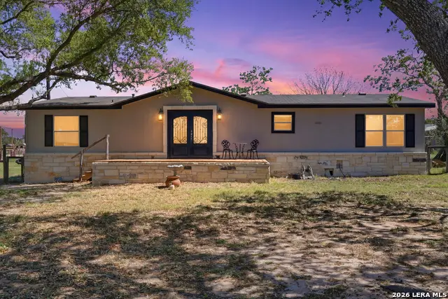 205 Creekview, Floresville, TX 78114 - #2