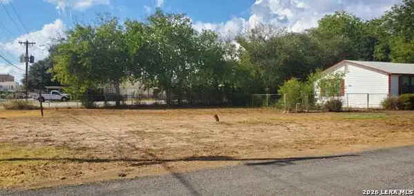 1002 17th, Hondo, TX 78861