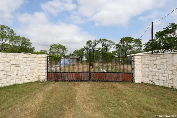 708 County Road 223, Floresville, TX 78114