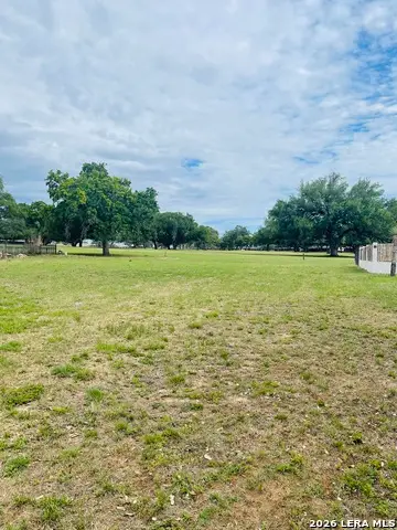 702 Jack Nicklaus, Devine, TX 78016
