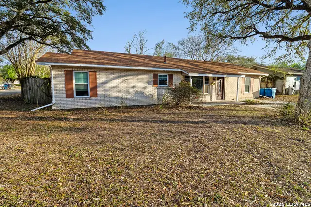 612 E Hutchinson St, Beeville, TX 78102 - #1