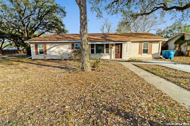 612 E Hutchinson St, Beeville, TX 78102 - #2