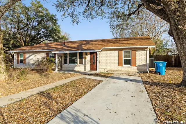 612 E Hutchinson St, Beeville, TX 78102 - #3