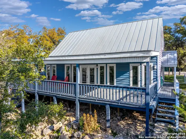 1262 Paradise Dr, Canyon Lake, TX 78133