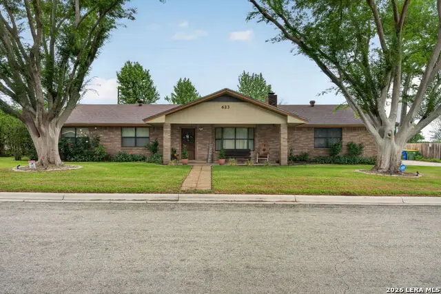 623 Oakland Ave, Gonzales, TX 78629 - #2