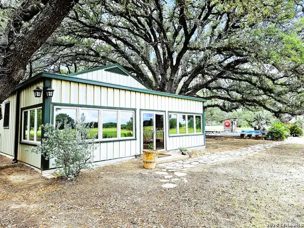 799 County Road 6612, Devine, TX 78016