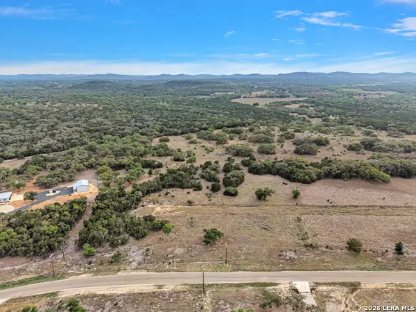 18 Clearwater Canyon Rd, Bandera, TX 78003