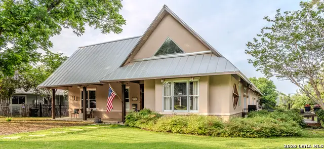 712 W Travis St, Fredericksburg, TX 78624 - #1