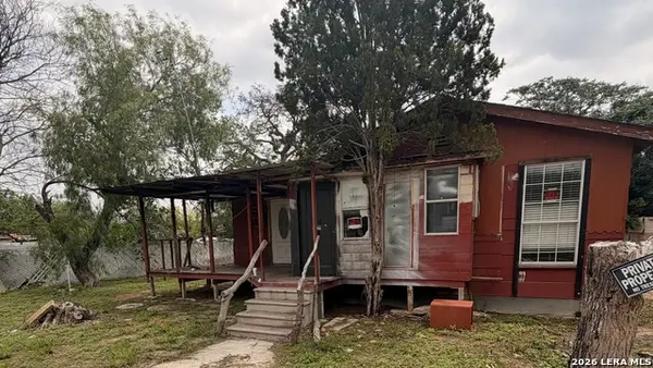 508 N Bright Dr, Devine, TX 78016