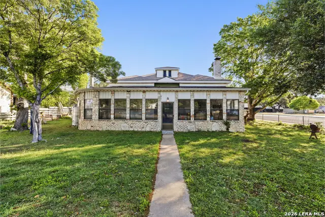 1028 Jefferson St, Kerrville, TX 78028 - #1