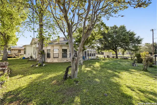 1028 Jefferson St, Kerrville, TX 78028 - #2
