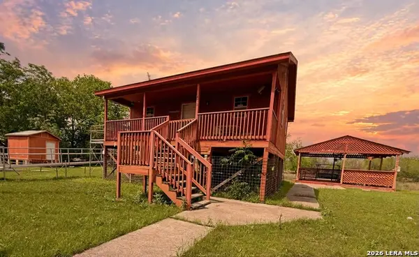 738 Lakeshore Dr S, Bandera, TX 78003