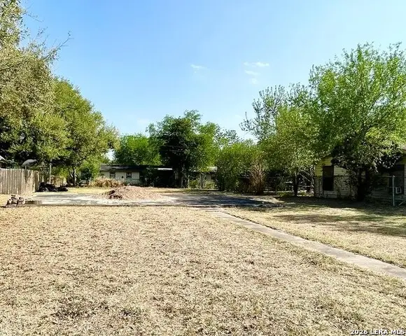 1006 E Randall St, Beeville, TX 78102 - #1