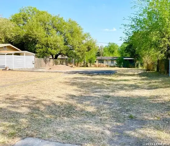 1006 E Randall St, Beeville, TX 78102 - #2